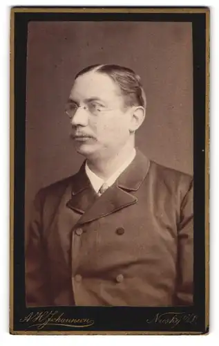 Fotografie A. H. Johannson, Niesky /O.-S., Bürgerlicher Herr mit Brille und Oberlippenbart