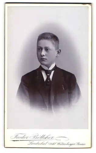 Fotografie Feodor Böttcher, Landeshut i /Schl., Waldenburgerstr., Junger Mann im Anzug mit Krawatte