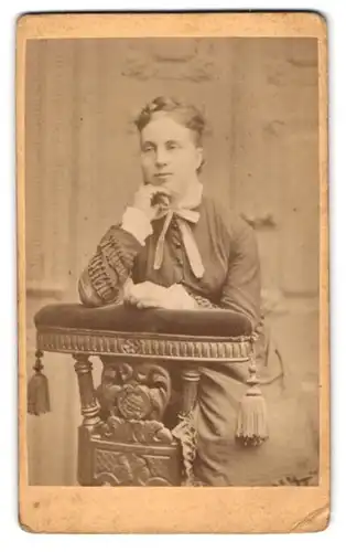 Fotografie E. de Planque, Landeshut, Bürgerliche Dame mit aufgestütztem Kopf