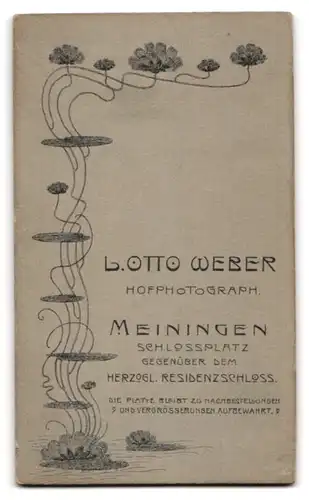 Fotografie L. Otto Weber, Meiningen, Schlossplatz, Junge Dame in modischer Kleidung