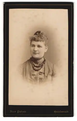Fotografie Alex Putzar, Greifswald, Bahnhofstrasse 53, Lächelnde junge Frau mit Haarschmuck und Perlenhalskette