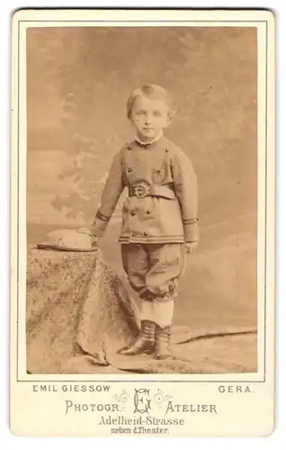 Fotografie Emil Giessow, Gera, Adelheid-Strasse, Kleiner Junge in Anzug mit Gürtel und kurzen Hosen