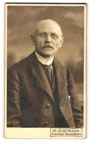 Fotografie A. Dietrich, Glauchau, Leipziger-Strasse, Freundlicher älterer Mann mit Brille und Schnauzbart