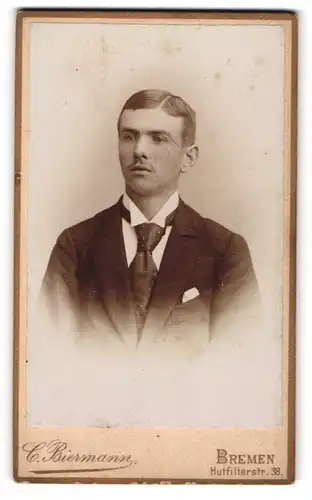 Fotografie C. Biermann, Bremen, Hutfilterstrasse 38, Junger Mann mit Seitenscheitel und gepunkteter Krawatte