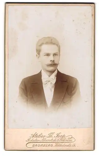 Fotografie Theodor Joop, Bromberg, Wilhelm-Strasse 15, Junger Mann mit gezwirbeltem Schnurrbart und weisser Fliege