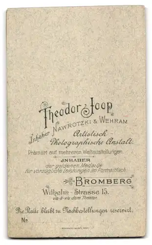 Fotografie Theodor Joop, Bromberg, Wilhelm-Strasse 15, Baby in Strampelkleidchen auf einem Fell