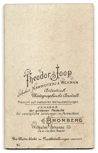 Fotografie Theodor Joop, Bromberg, Wilhelm-Strasse 15, Junger Mann mit Locken und Uhrenkette, Hände in den Hosentaschen