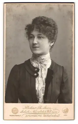Fotografie Theodor Joop, Bromberg, Wilhelm-Strasse 15, Lächelnde junge Dame mit dunklen Locken in gemusterter Bluse