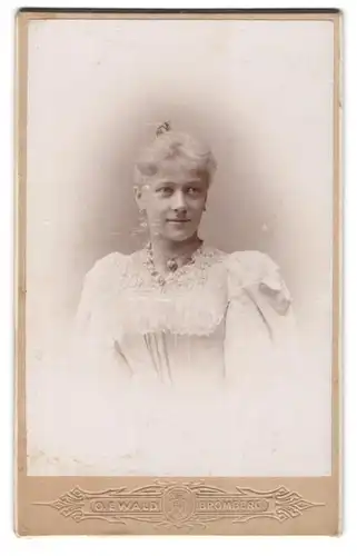 Fotografie Oscar Ewald, Bromberg, Danzigerstrasse 157, Lächelnde hellblonde Dame in Spitzenbluse