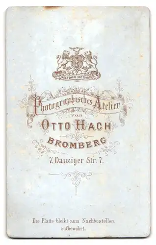 Fotografie Otto Hach, Bromberg, Danziger Strasse 7, Grimmig blickender junger Mann mit schmalem Binder