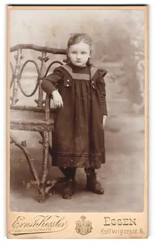 Fotografie Ernst Kessler, Essen, Kettwigerstrasse 6, Kleines Mädchen im gestreiften Kleidchen