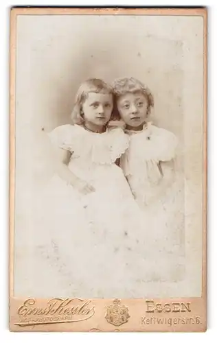 Fotografie Ernst Kessler, Essen, Kettwigerstrasse 6, Kleines Schwesternpaar in strahlend weissen Rüschenkleidern
