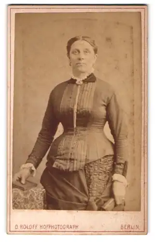 Fotografie O. Roloff, Berlin, Taubenstrasse 20, Dame im taillierten Kleid mit Brosche am Rüschenkragen