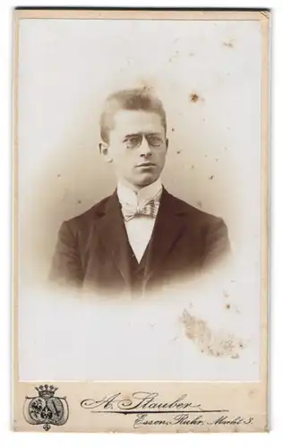 Fotografie A. Stauber, Essen /Ruhr, Markt 3, Junger Mann im Anzug mit Zwicker