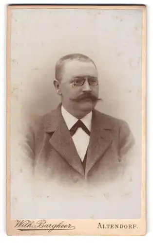Fotografie Wilh. Bargheer, Altendorf, Gestandener Mann mit Moustache und Zwicker im bürgerlichen Anzug