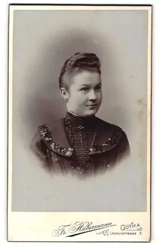 Fotografie Fr. Habermann, Gotha, Löwenstrasse 3, Junge Dame mit gewellter Hochsteckfrisur im hochwertigen Kleid