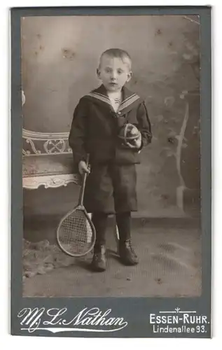 Fotografie M. L. Nathan, Essen /Ruhr, Lindenallee 93, Blonder Bursche im Matrosenanzug mit Tennisschläger