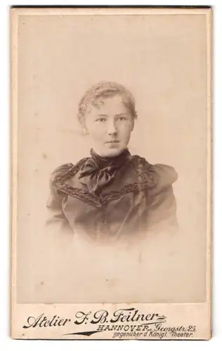 Fotografie J. B. Feilner, Hannover, Georgstr. 25, Junge Dame mit zurückgebundenem Haar