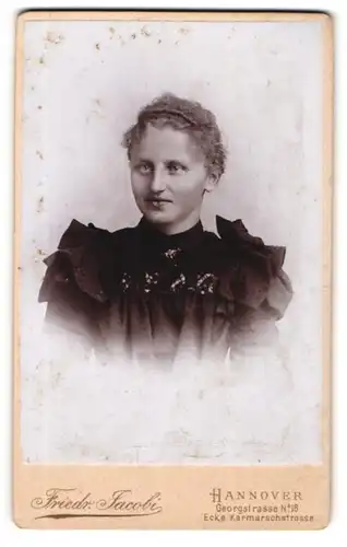 Fotografie Friedr. Jacobi, Hannover, Georgstr. 18, Junge Dame im bestickten Kleid