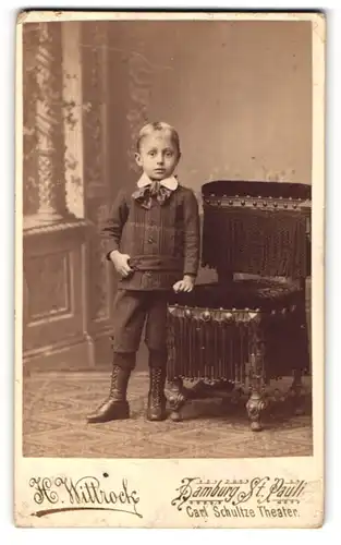 Fotografie H. Wittrock, Hamburg-St. Pauli, Langereihe 48, Kleiner Junge in modischer Kleidung
