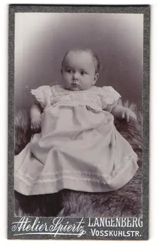 Fotografie Atelier Spiertz, Langenberg, Vosskuhlstr., Süsses Kleinkind im Kleid sitzt auf Fell