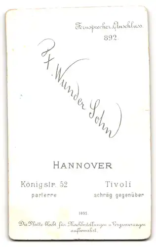 Fotografie F. Wunder Sohn, Hannover, Königstr. 52, Junger Herr im Anzug mit Krawatte