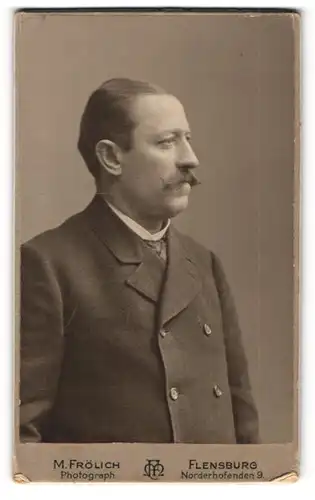 Fotografie M. Fröhlich, Flensburg, Norderhofenden 9, Stattlicher Herr im Anzug mit Moustache