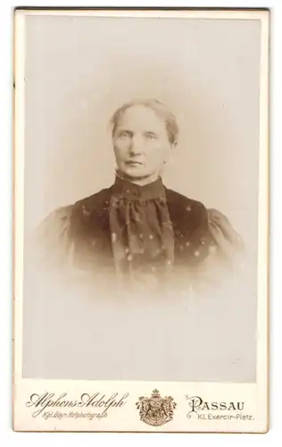 Fotografie Alphons Adolph, Passau, Kl. Exerzierplatz, Ältere Dame mit zurückgebundenem Haar
