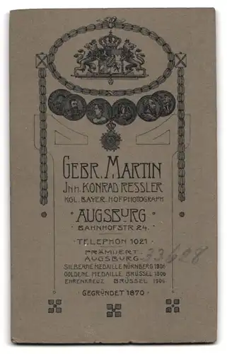 Fotografie Gebr. Martin, Augsburg, Bahnhofstr. 24, Bürgerliche Dame im karierten Kleid