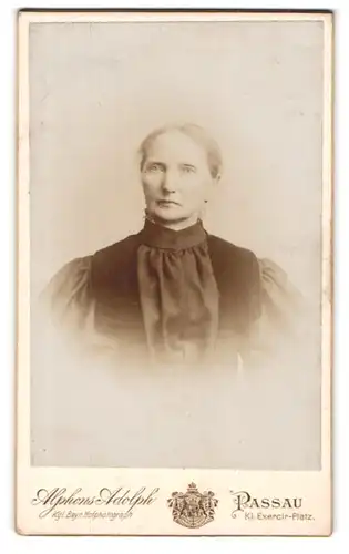 Fotografie Alphons Adolph, Passau, Kleiner Ezerzierplatz, Ältere Dame mit zurückgebundenem Haar