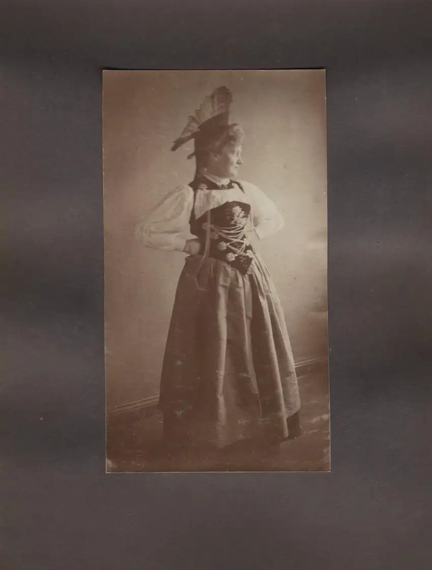Fotoalbum 19 Fotografien, Bayerische Trachten, Kostüme & Mode, Trachtenmädchen, Tänzerinnen & Bühnenkostüme 0