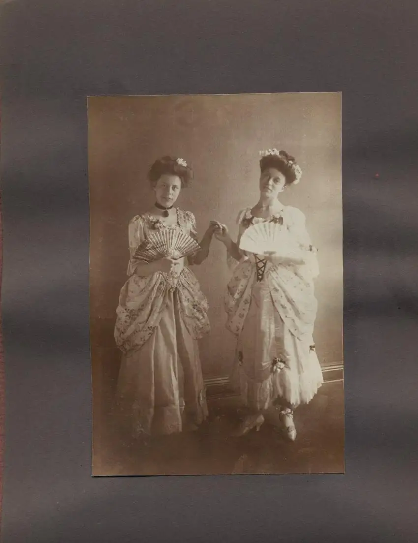 Fotoalbum 19 Fotografien, Bayerische Trachten, Kostüme & Mode, Trachtenmädchen, Tänzerinnen & Bühnenkostüme 1