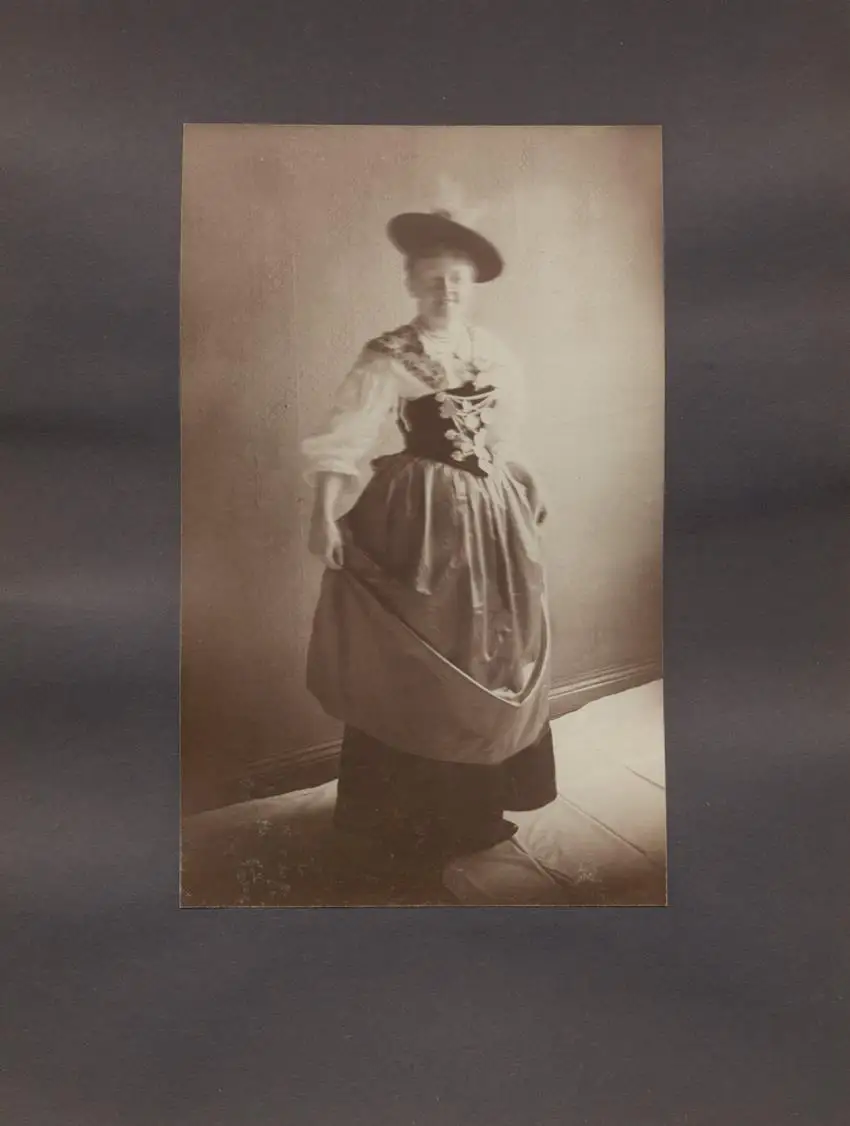 Fotoalbum 19 Fotografien, Bayerische Trachten, Kostüme & Mode, Trachtenmädchen, Tänzerinnen & Bühnenkostüme 13