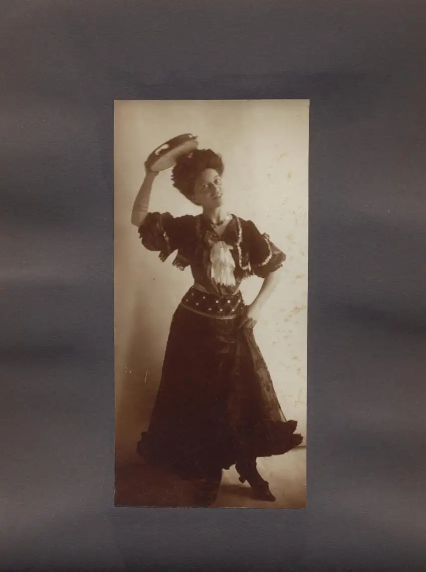 Fotoalbum 19 Fotografien, Bayerische Trachten, Kostüme & Mode, Trachtenmädchen, Tänzerinnen & Bühnenkostüme 14