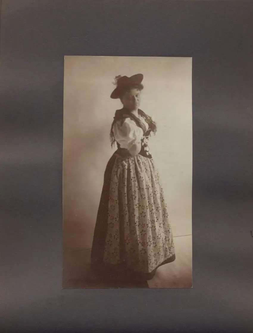 Fotoalbum 19 Fotografien, Bayerische Trachten, Kostüme & Mode, Trachtenmädchen, Tänzerinnen & Bühnenkostüme 16