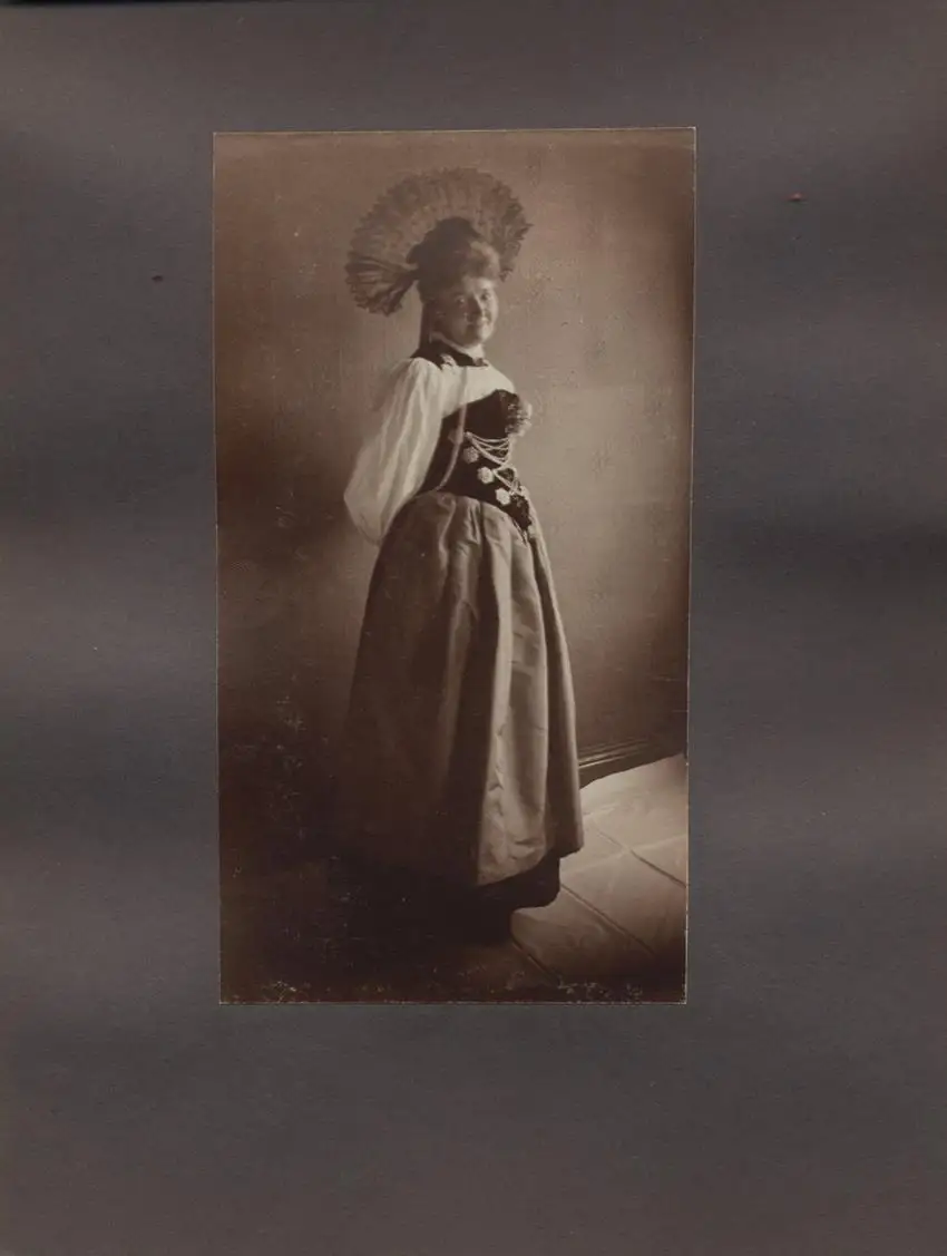 Fotoalbum 19 Fotografien, Bayerische Trachten, Kostüme & Mode, Trachtenmädchen, Tänzerinnen & Bühnenkostüme 2
