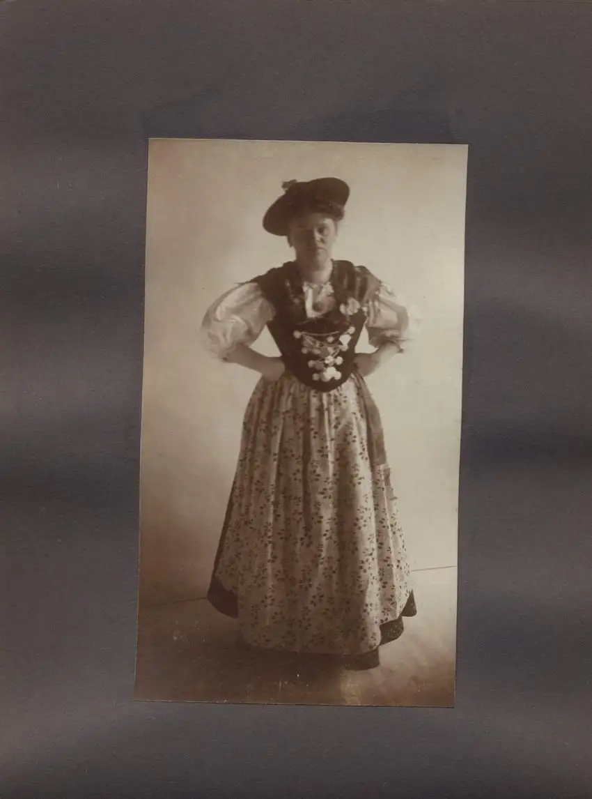 Fotoalbum 19 Fotografien, Bayerische Trachten, Kostüme & Mode, Trachtenmädchen, Tänzerinnen & Bühnenkostüme 5