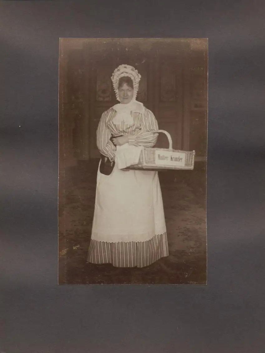 Fotoalbum 19 Fotografien, Bayerische Trachten, Kostüme & Mode, Trachtenmädchen, Tänzerinnen & Bühnenkostüme 6
