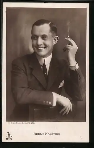 AK Schauspieler Bruno Kastner sitzend mit Zigarette