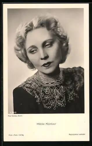 AK Schauspielerin Hilde Körber, Portrait in bestickter Bluse