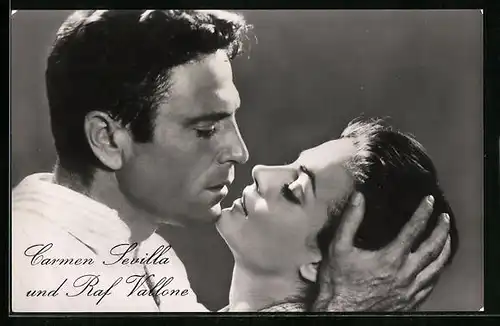 AK Schauspieler Carmen Sevilla und Raf Vallone in einer Liebesszene