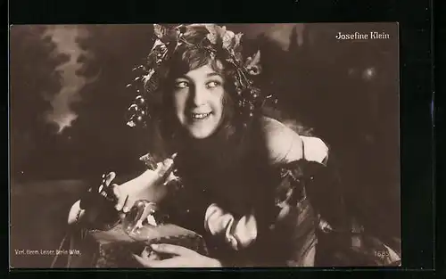 AK Schauspielerin Josefine Klein mit Haarkranz aus Weinblättern und leerem Weinglas in der Hand