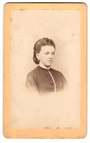 Fotografie C. Engelmann, Dresden, Bautznerstr. 52d, Portrait junge Dame mit Brosche & Ohrringen, Schmuck