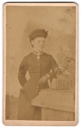Fotografie W. M. Chaffin, Sherborne, Cheap Street, Portrait junge Dame mit Halskette & Medaillon