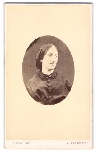Fotografie R. Dighton, Cheltenham, Weston Villa, Portrait Dame mit Brosche