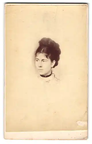 Fotografie unbekannter Fotograf und Ort, Portrait Brünette junge Dame mit hochtupiertem Haar
