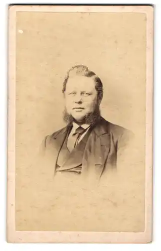 Fotografie J. E. Thompson, Bath, 11 Marlborough Lane, Portrait Gentleman mit Backen im Frack
