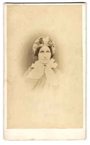 Fotografie Atelier Bibson, Belfast, 20 Castle Lane, Portrait Edeldame mit Haube & Halstuch