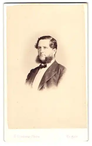 Fotografie H. Goodman, Margate, 1 Fort Hill, Portrait Gentleman mit Backenbart im Frack