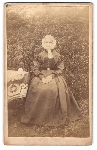 Fotografie unbekannter Fotograf und Ort, Portrait Aunt Pashby mit Haube im Sonntagskleid